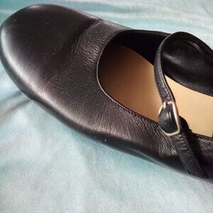 Women's Antonio Valle All Leather Mary Jane flats With Small Heel Size: 9W